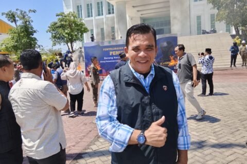 Kasatreskrim Polresta Pasuruan Kota menyaksikan langsung pemusnahan rokok ilegal