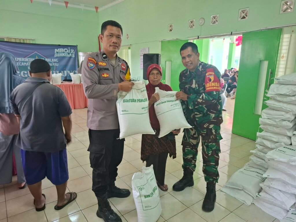 Sinergitas aparat kewilayahan, Babinsa dan Bhabinkamtibmas, saat membagikan bantuan pangan secara langsung kepada warga di Kelurahan Tunggulwulung, Kota Malang.