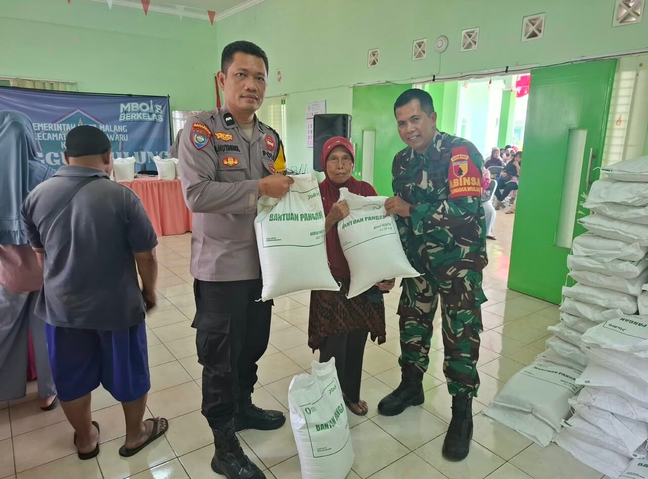 Sinergitas aparat kewilayahan, Babinsa dan Bhabinkamtibmas, saat membagikan bantuan pangan secara langsung kepada warga di Kelurahan Tunggulwulung, Kota Malang.