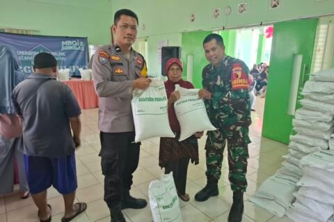 Sinergitas aparat kewilayahan, Babinsa dan Bhabinkamtibmas, saat membagikan bantuan pangan secara langsung kepada warga di Kelurahan Tunggulwulung, Kota Malang.
