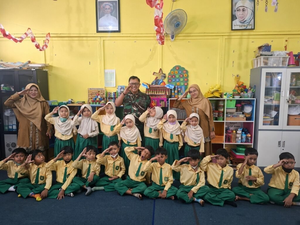 Babinsa Madyopuro Koramil 0833-02/Kedungkandang, Peltu Suherman, bersama anak-anak TK Aisyiyah Bustanul Athfal-26 Kota Malang, penuh keceriaan saat mengikuti Program Kelas Inspirasi.