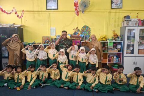 Babinsa Madyopuro Koramil 0833-02/Kedungkandang, Peltu Suherman, bersama anak-anak TK Aisyiyah Bustanul Athfal-26 Kota Malang, penuh keceriaan saat mengikuti Program Kelas Inspirasi.