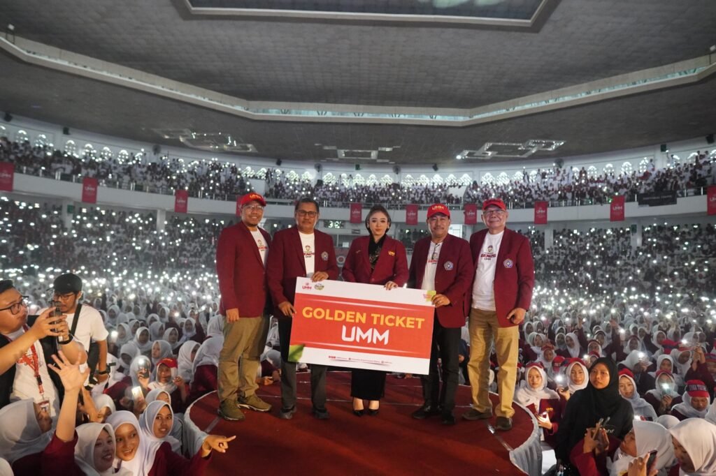 Rektor UMM Prof. Dr. Nazaruddin Malik, M.Si., bersama jajaran pimpinan kampus berfoto bersama Niken Salindry usai penyerahan plakat Golden Ticket UMM secara simbolis di tengah gemerlap cahaya flash dari ribuan mahasiswa baru Gen 26 di Hall Dome UMM, Jumat (11/9/2026).