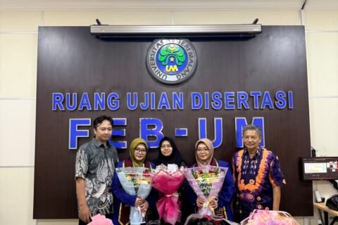 Dr. Durinda Puspasari dan Dr. Durinta Puspasari (tengah) memegang buket bunga kebanggaan usai dinyatakan lulus dalam ujian disertasi Program Doktor Pendidikan Ekonomi di Ruang Ujian Disertasi FEB Universitas Negeri Malang (UM).
