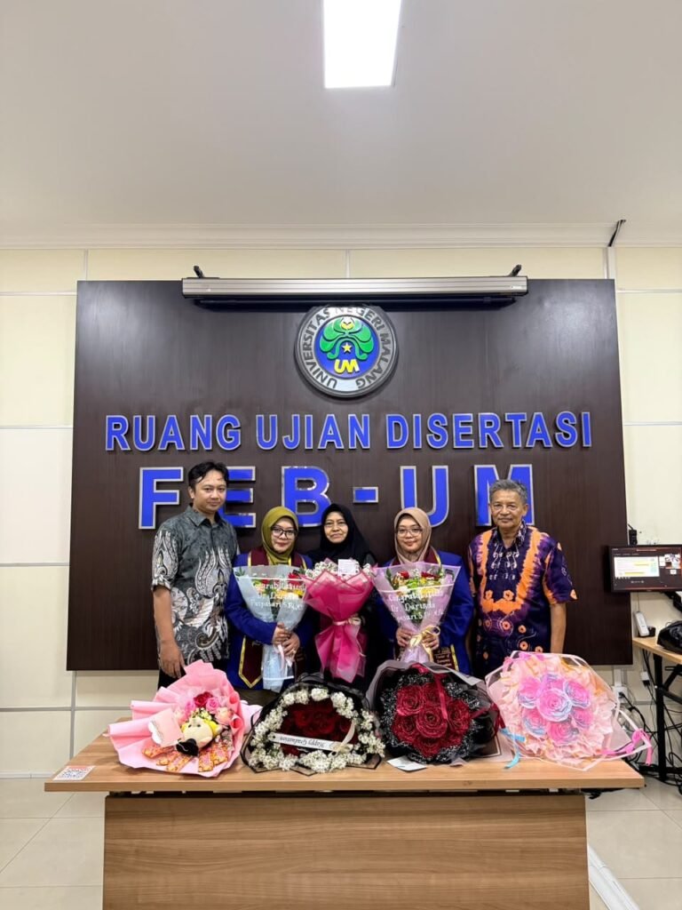 Dr. Durinda Puspasari dan Dr. Durinta Puspasari (tengah) memegang buket bunga kebanggaan usai dinyatakan lulus dalam ujian disertasi Program Doktor Pendidikan Ekonomi di Ruang Ujian Disertasi FEB Universitas Negeri Malang (UM).
