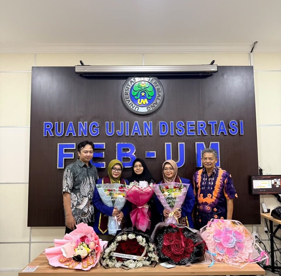 Dr. Durinda Puspasari dan Dr. Durinta Puspasari (tengah) memegang buket bunga kebanggaan usai dinyatakan lulus dalam ujian disertasi Program Doktor Pendidikan Ekonomi di Ruang Ujian Disertasi FEB Universitas Negeri Malang (UM).