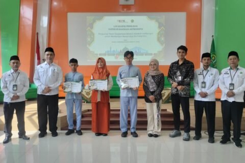 Momen peluncuran buku antologi artikel keagamaan antikorupsi karya pelajar MTs dan MA se-Kota Malang, yang menjadi bagian dari rangkaian Lokakarya Penulisan Materi Keagamaan Antikorupsi hasil sinergi Kemenag Kota Malang dan KPK.