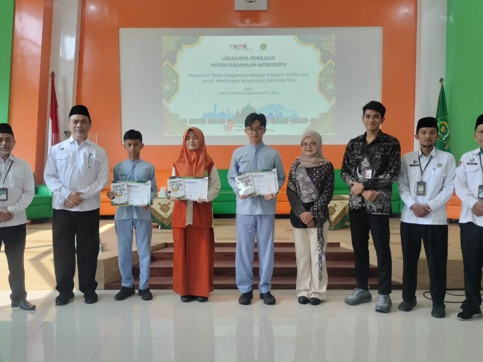 Momen peluncuran buku antologi artikel keagamaan antikorupsi karya pelajar MTs dan MA se-Kota Malang, yang menjadi bagian dari rangkaian Lokakarya Penulisan Materi Keagamaan Antikorupsi hasil sinergi Kemenag Kota Malang dan KPK.