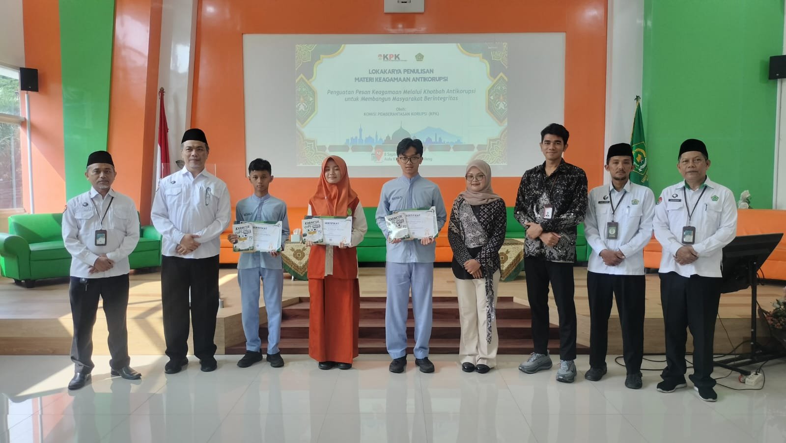 Momen peluncuran buku antologi artikel keagamaan antikorupsi karya pelajar MTs dan MA se-Kota Malang, yang menjadi bagian dari rangkaian Lokakarya Penulisan Materi Keagamaan Antikorupsi hasil sinergi Kemenag Kota Malang dan KPK.
