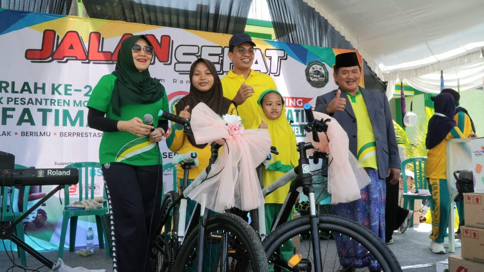 Anggota DPD RI Jawa Timur, Dr. Lia Istifhama (kiri), bersama Pengasuh Pondok Pesantren Modern Al-Fatimah, Dr. KH. Tamam Syaifuddin, M.Si. (kanan), saat mendampingi para santri yang mendapatkan hadiah sepeda di sela-sela acara jalan sehat dalam rangka memeriahkan Harlah ke-20 Pesantren Al-Fatimah Boj