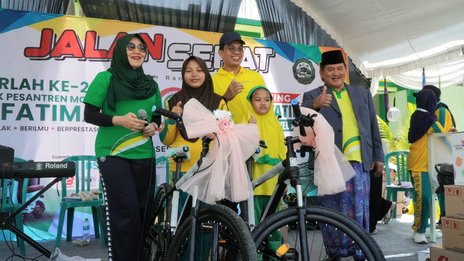 Anggota DPD RI Jawa Timur, Dr. Lia Istifhama (kiri), bersama Pengasuh Pondok Pesantren Modern Al-Fatimah, Dr. KH. Tamam Syaifuddin, M.Si. (kanan), saat mendampingi para santri yang mendapatkan hadiah sepeda di sela-sela acara jalan sehat dalam rangka memeriahkan Harlah ke-20 Pesantren Al-Fatimah Boj