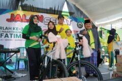 Anggota DPD RI Jawa Timur, Dr. Lia Istifhama (kiri), bersama Pengasuh Pondok Pesantren Modern Al-Fatimah, Dr. KH. Tamam Syaifuddin, M.Si. (kanan), saat mendampingi para santri yang mendapatkan hadiah sepeda di sela-sela acara jalan sehat dalam rangka memeriahkan Harlah ke-20 Pesantren Al-Fatimah Boj