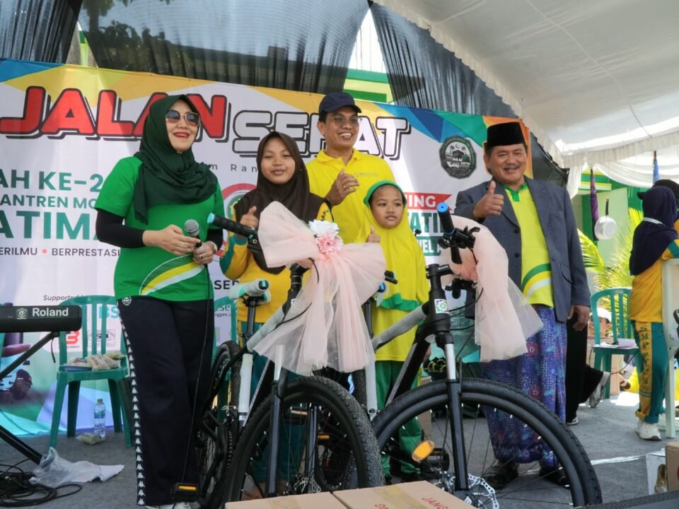 Anggota DPD RI Jawa Timur, Dr. Lia Istifhama (kiri), bersama Pengasuh Pondok Pesantren Modern Al-Fatimah, Dr. KH. Tamam Syaifuddin, M.Si. (kanan), saat mendampingi para santri yang mendapatkan hadiah sepeda di sela-sela acara jalan sehat dalam rangka memeriahkan Harlah ke-20 Pesantren Al-Fatimah Boj
