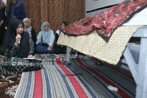 Anggota DPD RI Lia Istifhama tampak tegar saat memberikan kesaksian dan memimpin doa di hadapan jenazah sang kakak tercinta, Hj. Fentin Istifa'iyah, di tengah para pelayat yang hadir.