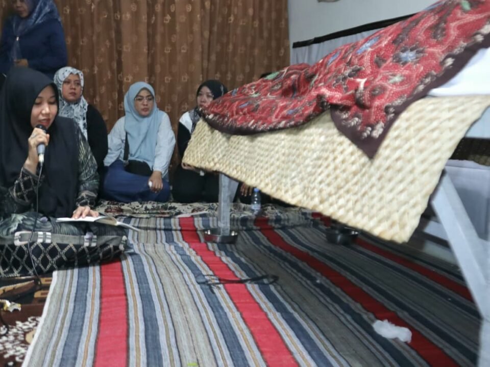 Anggota DPD RI Lia Istifhama tampak tegar saat memberikan kesaksian dan memimpin doa di hadapan jenazah sang kakak tercinta, Hj. Fentin Istifa'iyah, di tengah para pelayat yang hadir.