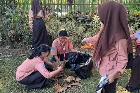 Antusiasme siswa-siswi SMAN 6 Malang membersihkan area taman sekolah dalam kegiatan rutin Jumat Bersih.