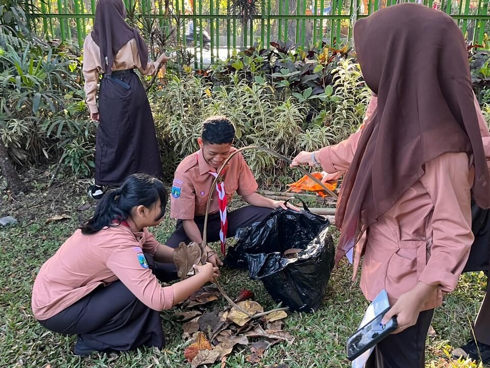 Antusiasme siswa-siswi SMAN 6 Malang membersihkan area taman sekolah dalam kegiatan rutin Jumat Bersih.
