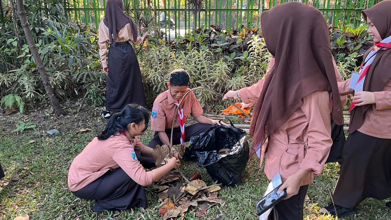 Antusiasme siswa-siswi SMAN 6 Malang membersihkan area taman sekolah dalam kegiatan rutin Jumat Bersih.