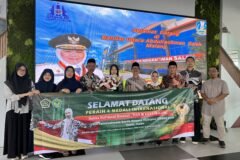 Suasana penyambutan Salma Rofidatul Hasanah (membawa buket bunga), siswi kelas XII G MAN 2 Kota Malang, setibanya di Bandara Abdurrahman Saleh, Malang.