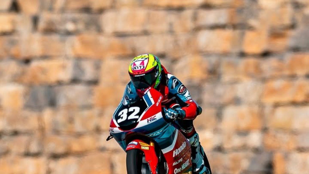 Pembalap Indonesia, Muhammad Kiandra Ramadhipa meraih hasil positif di Aragon (27/9), masih menjaga asa finis tiga besar di klasemen akhir Moto3 JuniorGP 2026./Instagram @mk.ramadhipa212