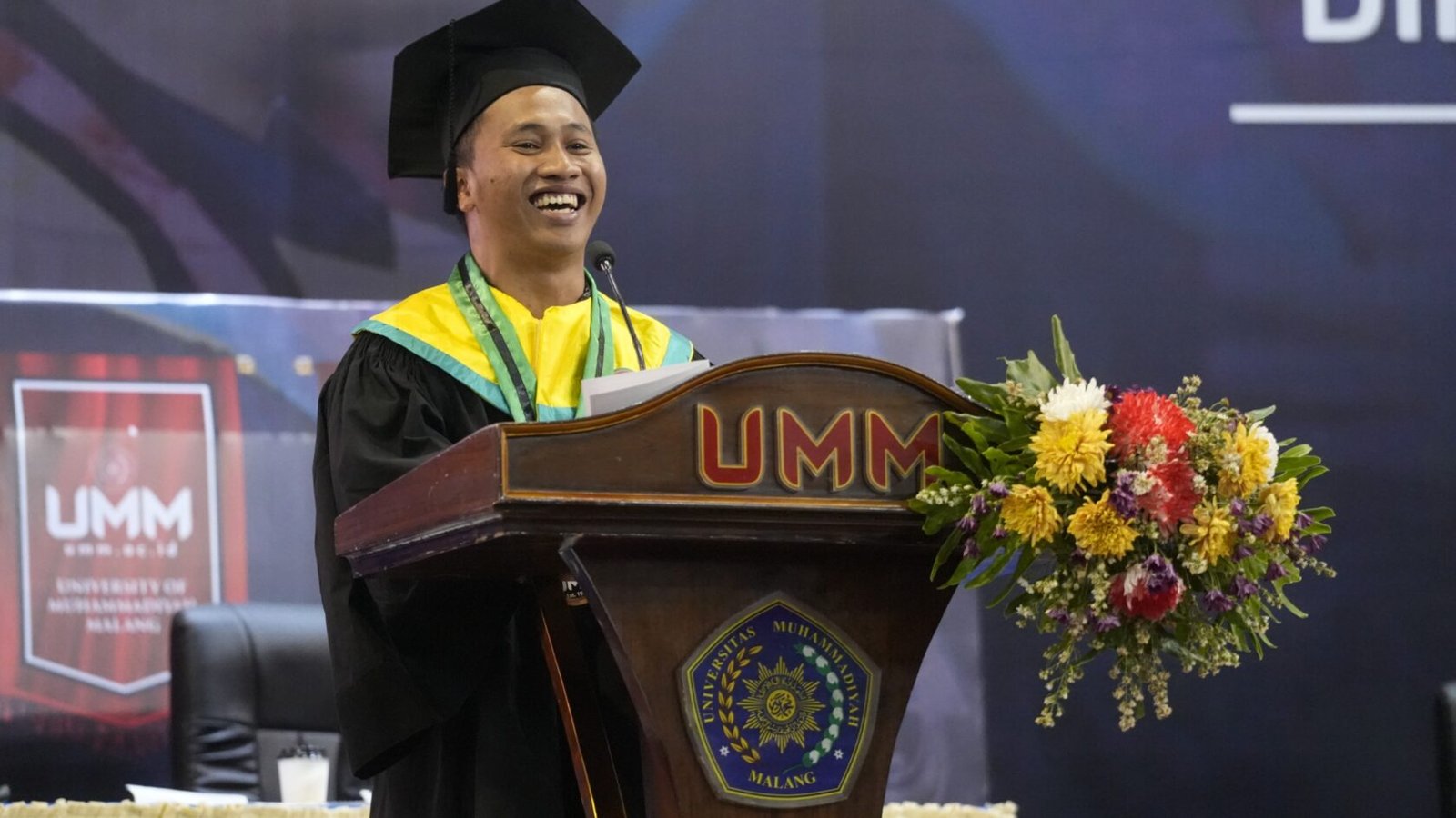 Isa Almasih Putra Muhammadiyah, wisudawan Program Studi Pendidikan Agama Islam (PAI), tersenyum bahagia saat menyampaikan pidato reflektif di hadapan ribuan wisudawan pada Wisuda ke-123 Universitas Muhammadiyah Malang di Hall Dome UMM.