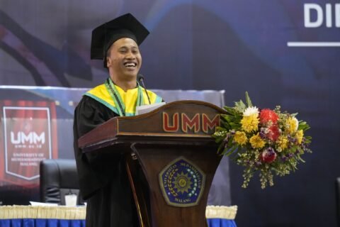 Isa Almasih Putra Muhammadiyah, wisudawan Program Studi Pendidikan Agama Islam (PAI), tersenyum bahagia saat menyampaikan pidato reflektif di hadapan ribuan wisudawan pada Wisuda ke-123 Universitas Muhammadiyah Malang di Hall Dome UMM.