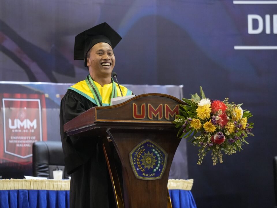 Isa Almasih Putra Muhammadiyah, wisudawan Program Studi Pendidikan Agama Islam (PAI), tersenyum bahagia saat menyampaikan pidato reflektif di hadapan ribuan wisudawan pada Wisuda ke-123 Universitas Muhammadiyah Malang di Hall Dome UMM.
