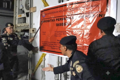 Suasana petugas KKP saat melakukan penyegelan dan koordinasi lintas instansi di lokasi salah satu pabrik pengolahan udang di Pasuruan. Terlihat petugas menunjuk segel resmi KKP pada kontainer pendingin.