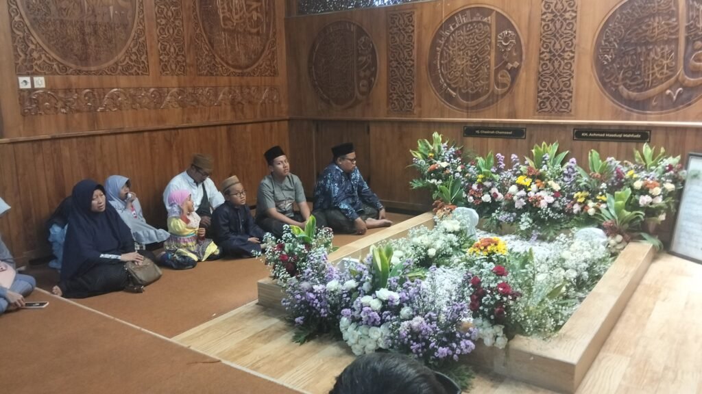 Para alumni berdoa di makam Abah dan umik
