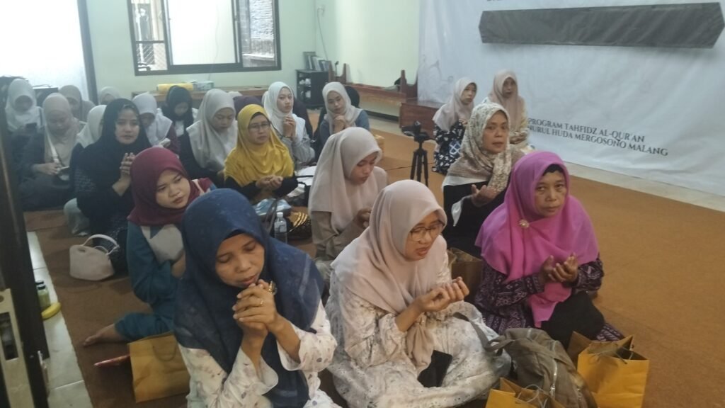 Para alumni takzim berdoa