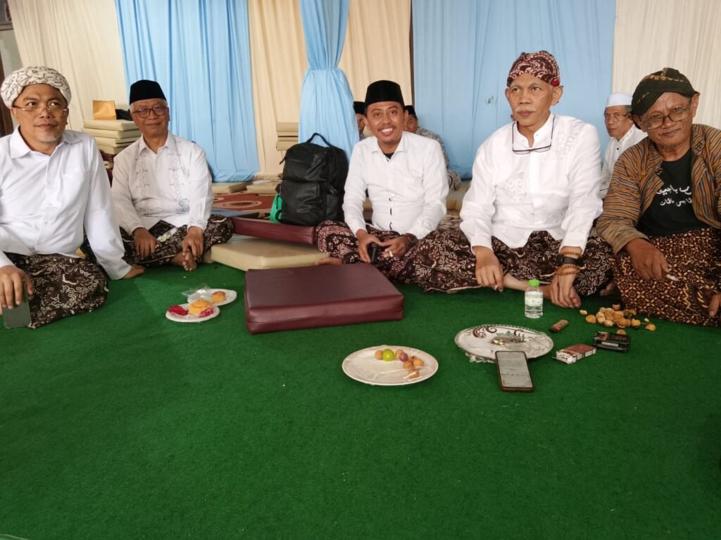 Gus Shampton, Gus Is (kopyah hitam), Gus Niam ( blangkon putih) duduk bersama di kiri panggung