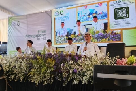 Gus Shampton di atas panggung saat temu alumni usai acara haul Mergosono ke-13