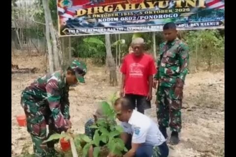 Kodim Ponorogo menanam 1050 bibit pohon untuk memperingati HUT ke-81 TNI./dok.DNY-HUM
