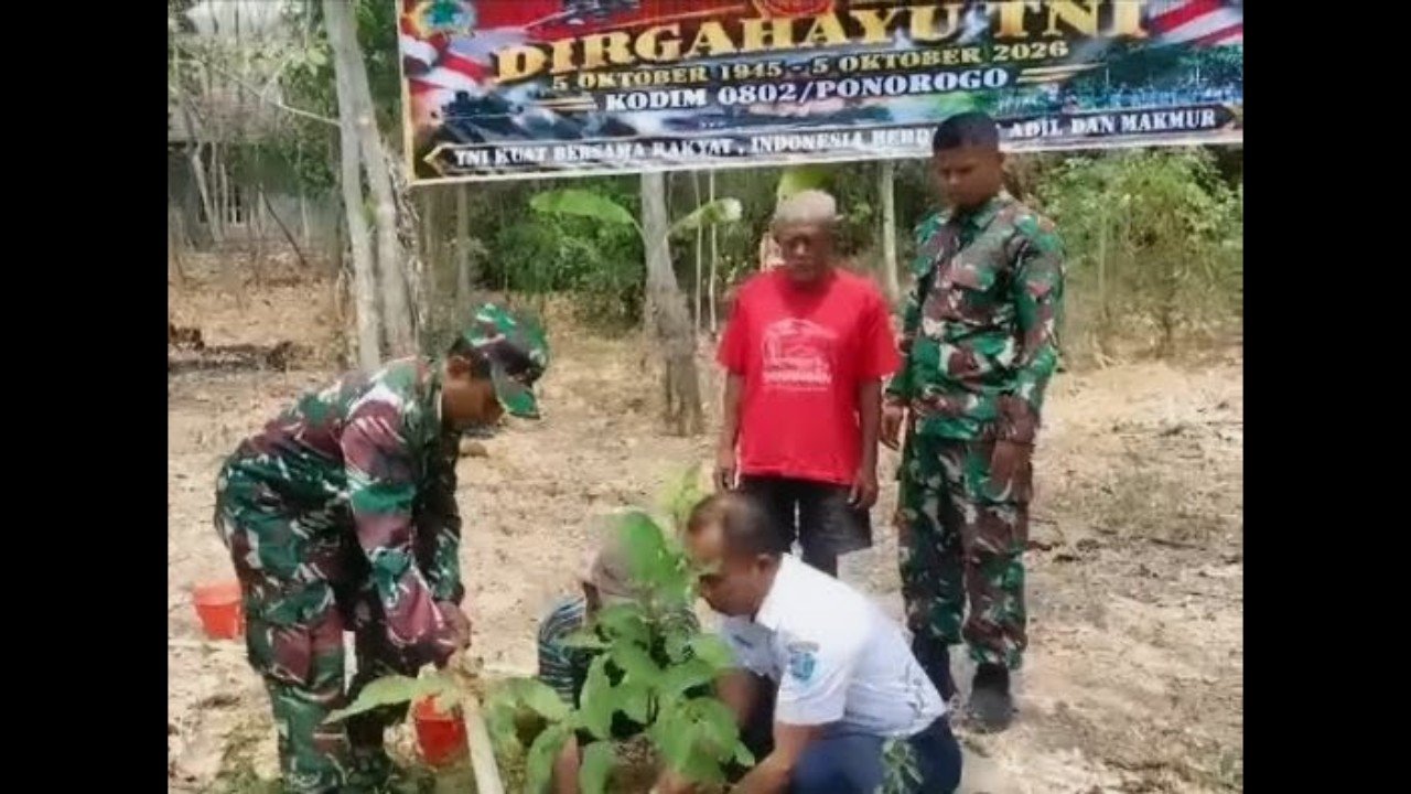 Kodim Ponorogo menanam 1050 bibit pohon untuk memperingati HUT ke-81 TNI./dok.DNY-HUM