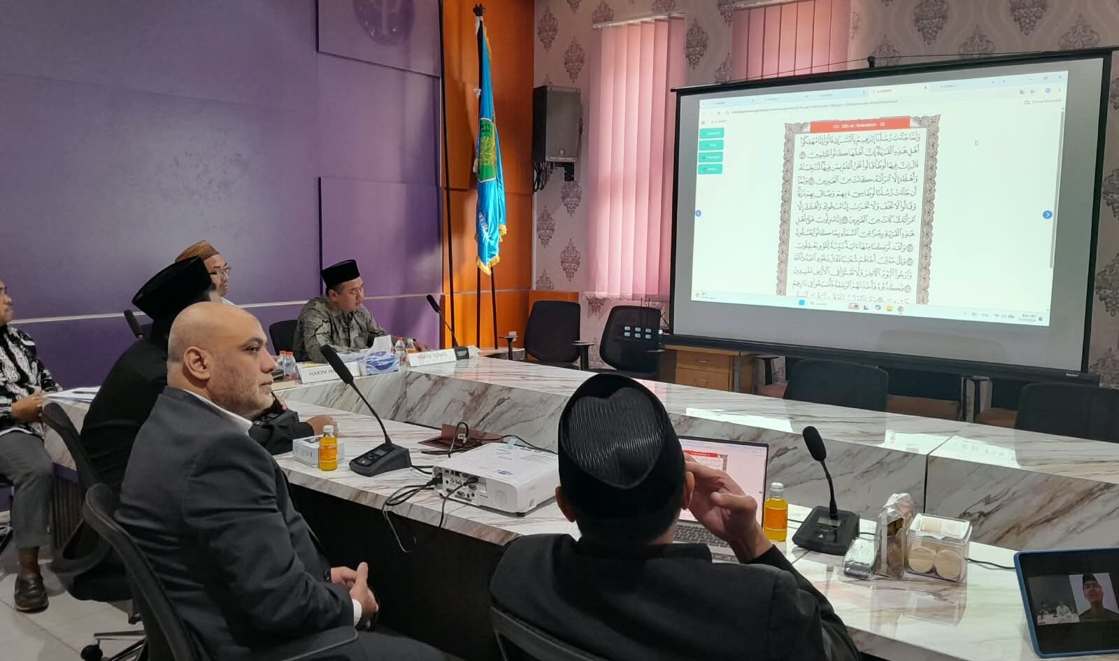 Dewan juri ahli sedang menyimak dan menilai kelancaran serta ketepatan hafalan peserta melalui tayangan layar proyektor dalam rangkaian seleksi Musabaqah Hifdzil Qur’an (MHQ) 30 Juz yang digelar oleh FUSI UIN Malang dan Resalat Al-Salam Foundation Mesir.