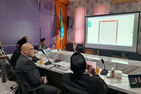 Dewan juri ahli sedang menyimak dan menilai kelancaran serta ketepatan hafalan peserta melalui tayangan layar proyektor dalam rangkaian seleksi Musabaqah Hifdzil Qur’an (MHQ) 30 Juz yang digelar oleh FUSI UIN Malang dan Resalat Al-Salam Foundation Mesir.