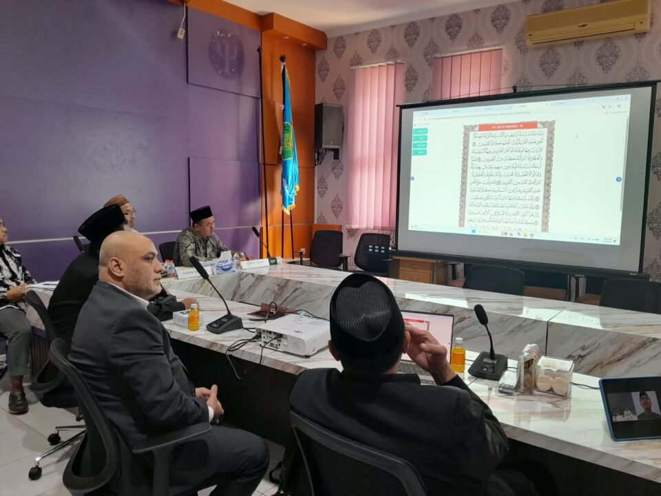 Dewan juri ahli sedang menyimak dan menilai kelancaran serta ketepatan hafalan peserta melalui tayangan layar proyektor dalam rangkaian seleksi Musabaqah Hifdzil Qur’an (MHQ) 30 Juz yang digelar oleh FUSI UIN Malang dan Resalat Al-Salam Foundation Mesir.
