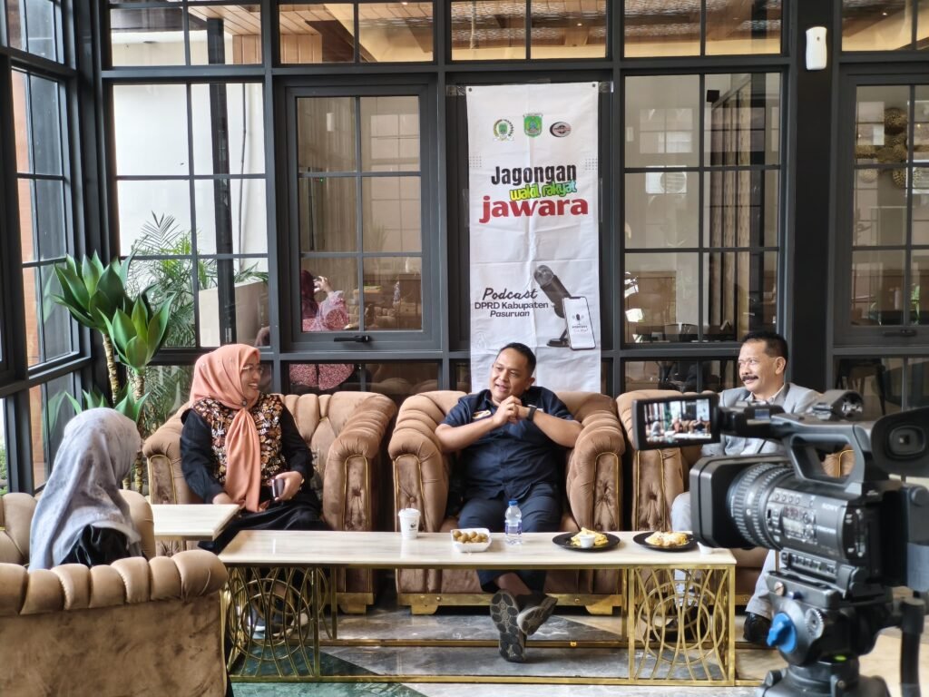 Suasana hangat dan interaktif saat tiga anggota Komisi IV DPRD Kabupaten Pasuruan (kiri ke kanan: Nikmatul Jamilah, Andri Wahyudi, H. Akhmad Soleh) berdiskusi bersama host Anis Hidayatie dalam Podcast JAWARA (Jagongan Wakil Rakyat) JatimSatuNews di Kafe Dalwa, Bangil, Jumat (11/9/2026).