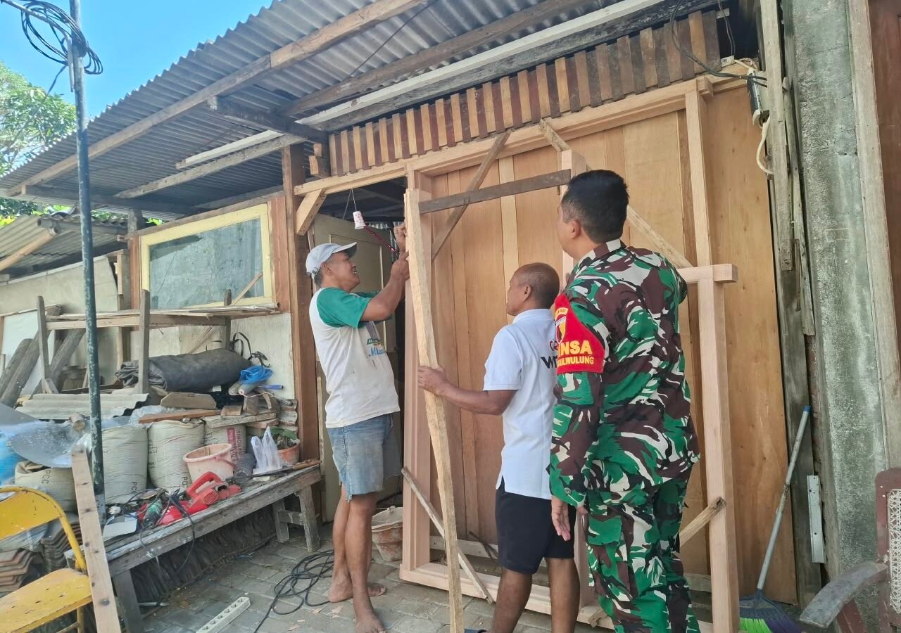 Babinsa Tunggulwulung Komsos bersama para pedagang kayu