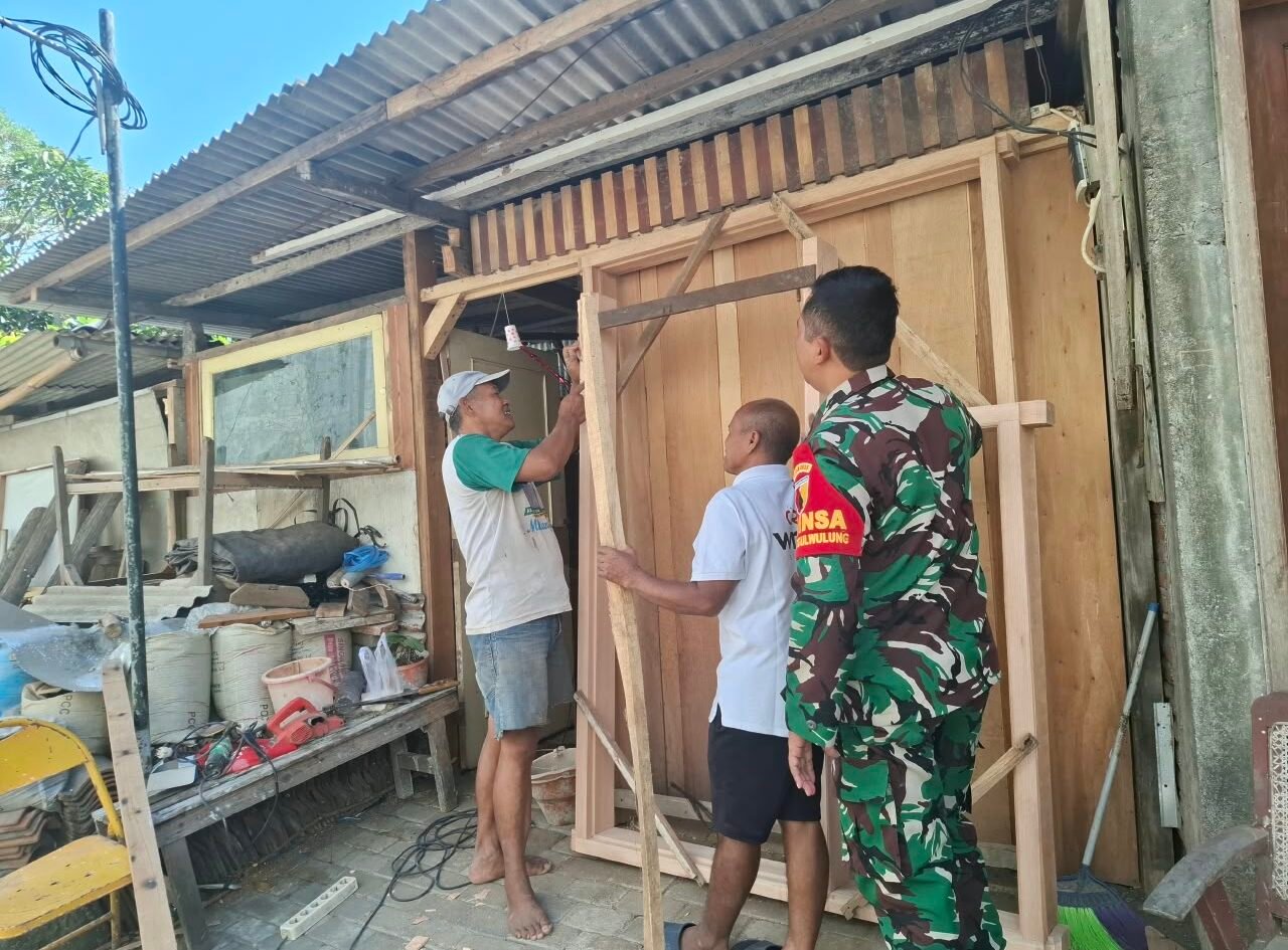 Babinsa Tunggulwulung Komsos bersama para pedagang kayu