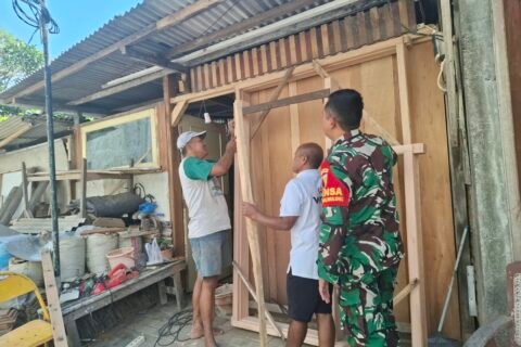 Babinsa Tunggulwulung Komsos bersama para pedagang kayu