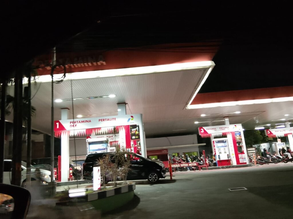 Suasana pelayanan di salah satu SPBU pada malam hari, di mana pasokan BBM dipastikan tetap aman meski terjadi lonjakan permintaan dari masyarakat.