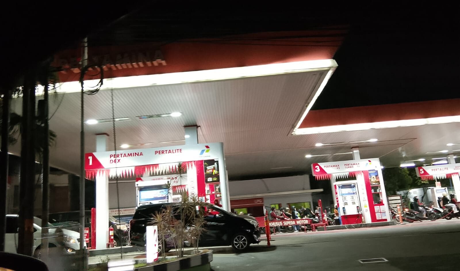 Suasana pelayanan di salah satu SPBU pada malam hari, di mana pasokan BBM dipastikan tetap aman meski terjadi lonjakan permintaan dari masyarakat.