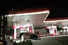 Suasana pelayanan di salah satu SPBU pada malam hari, di mana pasokan BBM dipastikan tetap aman meski terjadi lonjakan permintaan dari masyarakat.