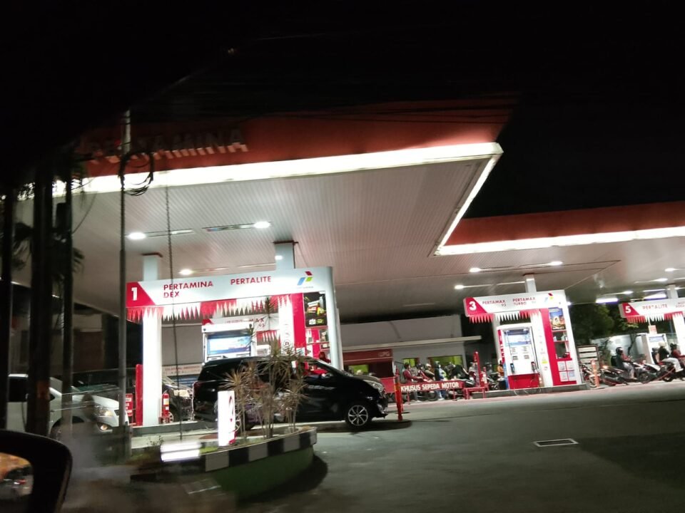 Suasana pelayanan di salah satu SPBU pada malam hari, di mana pasokan BBM dipastikan tetap aman meski terjadi lonjakan permintaan dari masyarakat.
