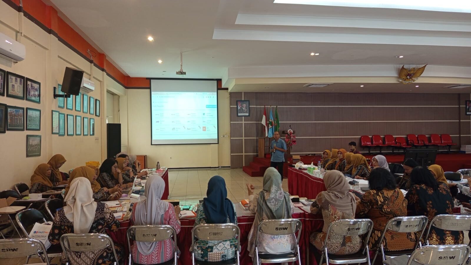 Suasana Rapat Pembekalan Pembina Pendamping Lapangan (PPL) Koperasi SBW yang dipimpin langsung oleh Ketua Umum Dr. Sri Untari Bisowarno guna mengevaluasi kinerja dan mengoptimalkan layanan digital anggota.