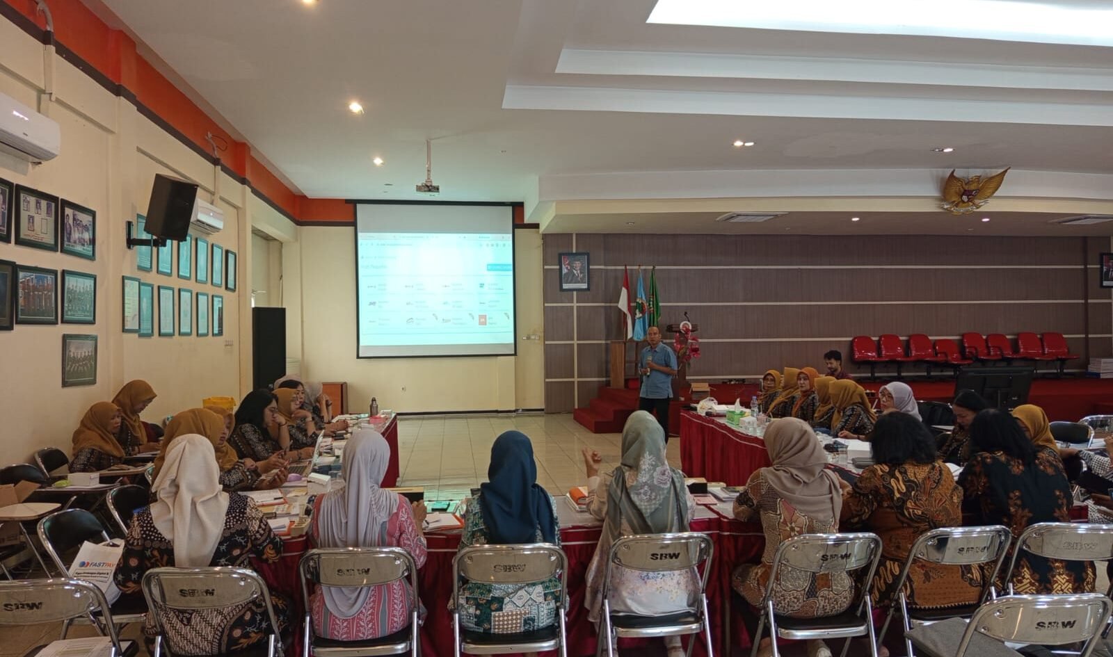 Suasana Rapat Pembekalan Pembina Pendamping Lapangan (PPL) Koperasi SBW yang dipimpin langsung oleh Ketua Umum Dr. Sri Untari Bisowarno guna mengevaluasi kinerja dan mengoptimalkan layanan digital anggota.