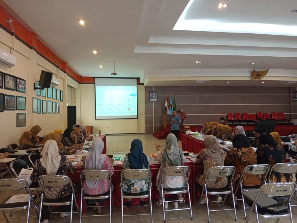 Suasana Rapat Pembekalan Pembina Pendamping Lapangan (PPL) Koperasi SBW yang dipimpin langsung oleh Ketua Umum Dr. Sri Untari Bisowarno guna mengevaluasi kinerja dan mengoptimalkan layanan digital anggota.