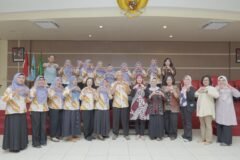 Rombongan pengurus dan pengawas Kopwan Khadijah Sidoarjo berfoto bersama jajaran pengurus Kopmen SBW Malang dengan pose khas usai melaksanakan kegiatan studi banding sistem Tanggung Renteng di Aula Kantor Kopmen SBW Malang, Sabtu (12/9).
