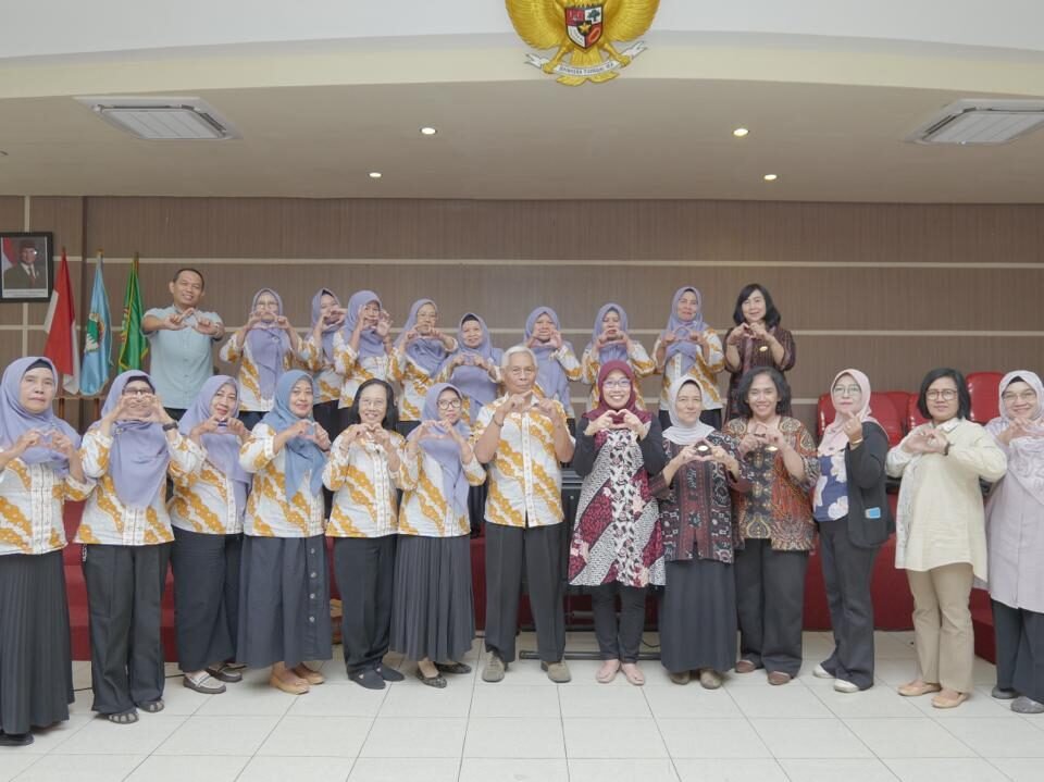Rombongan pengurus dan pengawas Kopwan Khadijah Sidoarjo berfoto bersama jajaran pengurus Kopmen SBW Malang dengan pose khas usai melaksanakan kegiatan studi banding sistem Tanggung Renteng di Aula Kantor Kopmen SBW Malang, Sabtu (12/9).